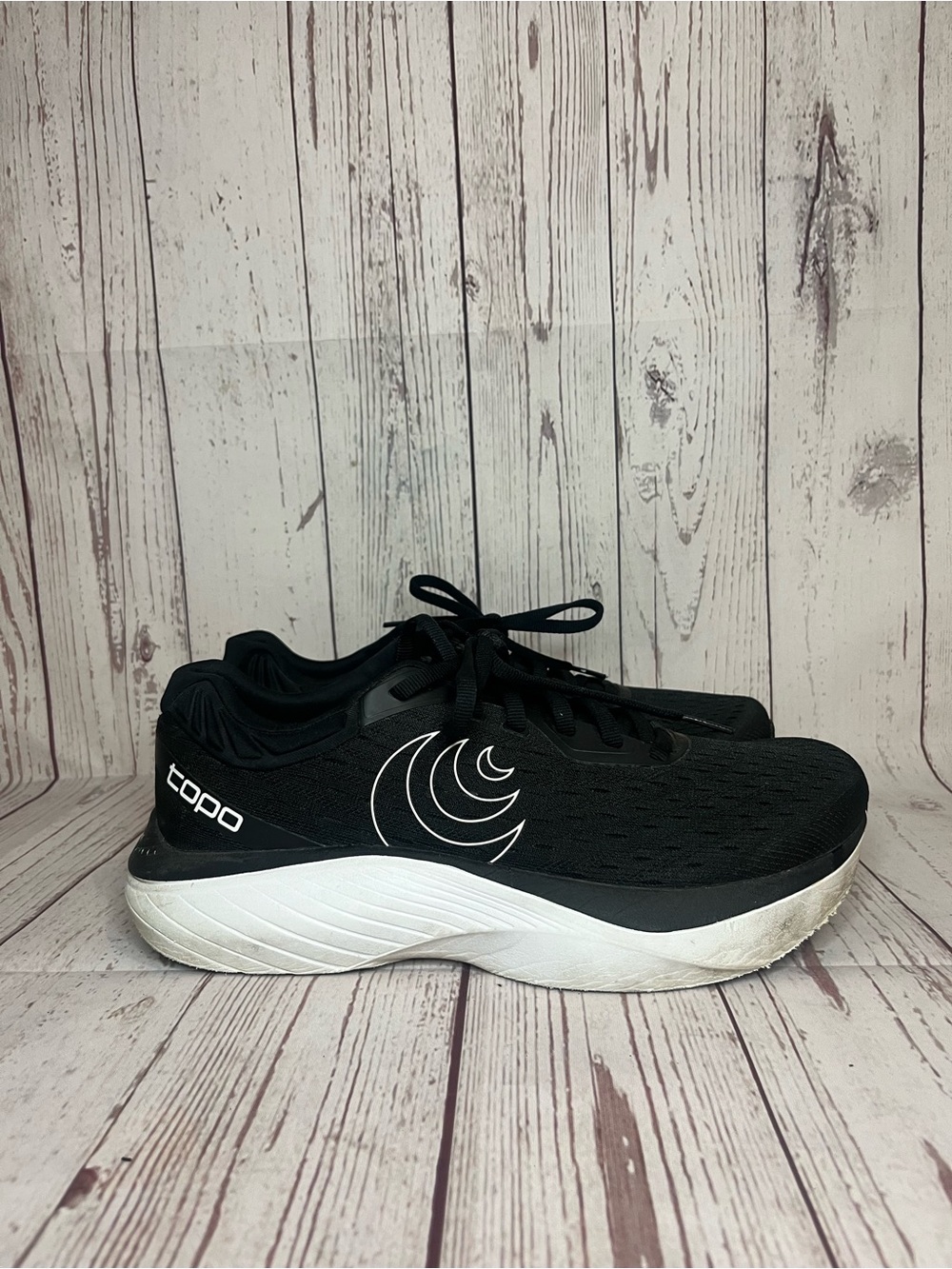 Topo Atmos Women's Size 11 Running Shoes Black White